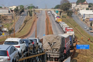 Caminhoneiros fazem protesto na Fernão Dias, na Grande BH