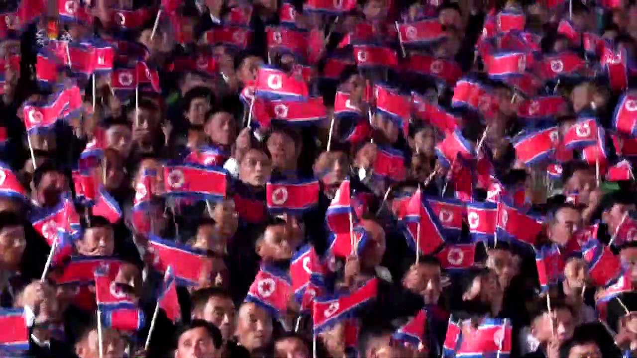 Coreia do Norte exibe máquinas em desfile, não armas