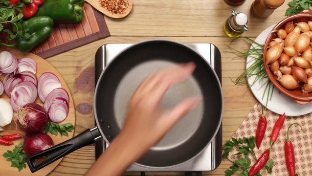 Calabresa acebolada com farofa e vinagrete — Receitas TudoGostoso