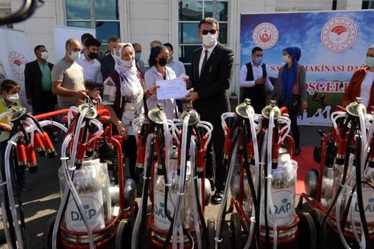 'Pamuk Eller Nasır Tutmasın' projesi kapsamında kadın çiftçilere süt sağım makinesi dağıtıldı