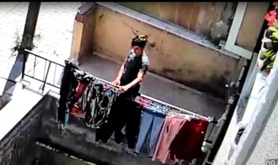 Asılı duran çamaşırlar arasındaki montu önce üzerinde denedi, sonra çaldı