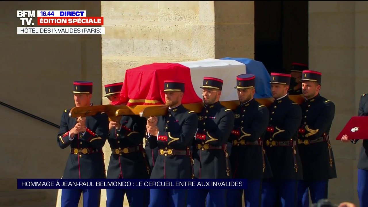 Le cercueil de Jean-Paul Belmondo entre dans la cour de l'hôtel des  Invalides - Vidéo Dailymotion