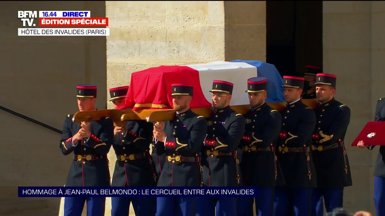 Le cercueil de Jean-Paul Belmondo entre dans la cour de l’hôtel des Invalides