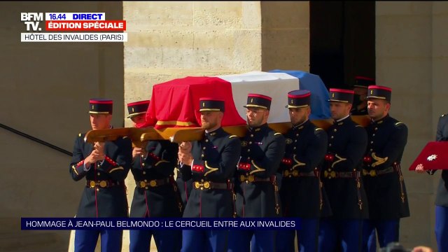 Le cercueil de Jean-Paul Belmondo entre dans la cour de l’hôtel des Invalides