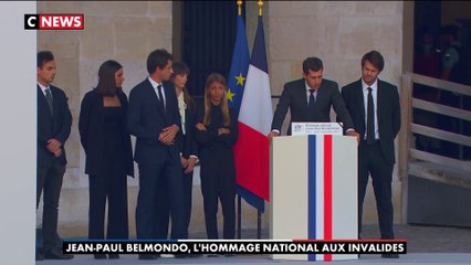 Video herunterladen: « Merci papi de nous avoir donné tant de joie » : les petits-enfants de Jean-Paul Belmondo lui rendent hommage aux Invalides