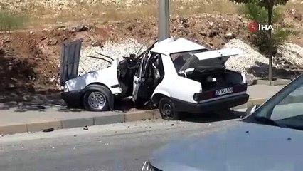 Aydınlatma direğine çarpan otomobil kağıt gibi ikiye katlandı