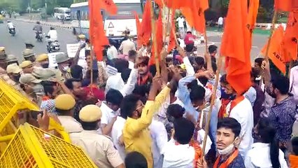 एबीवीपी कार्यकर्ताओं ने कलक्ट्रेट के बाहर किया प्रदर्शन