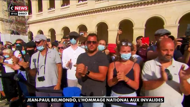 Jean-Paul Belmondo: Regardez l'ovation bouleversante du public et des personnalités à l'acteur aux Invalides sur la musique du Professionnel