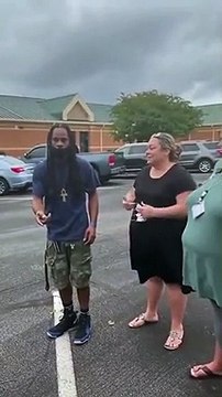 Le concierge de cette école se fait offrir une voiture pour éviter qu'il aille au travail à pied