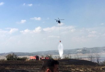 Kundaklanan ağaçlık alana 3 helikopter birden müdahale etti