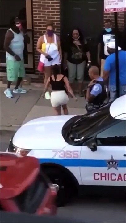 Ce policier ne prend même pas la peine de courir après cette femme qui prend la fuite !