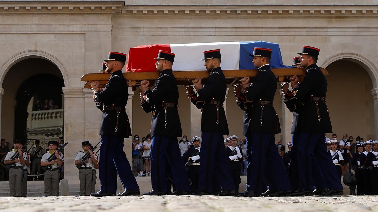 Hommage à Belmondo : l'émouvante sortie du cercueil sur la musique d'Ennio Morricone