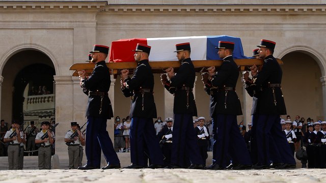 Hommage à Belmondo : l'émouvante sortie du cercueil sur la musique d'Ennio Morricone