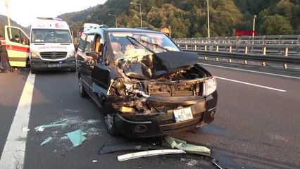 2 OTOMOBİL KAVŞAKTA ÇARPIŞTI: 2 YARALI