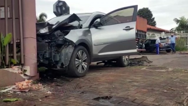 Após forte colisão, Sportage e Fiesta invadem calçadas e atingem muro de residências