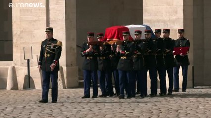 شاهد: كلمات مؤثرة لماكرون في مراسم وداع وطنية لجان-بول بلموندو