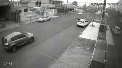 Forte colisão entre Fiesta e Sportage no Bairro Maria Luíza é registrada por câmeras de segurança