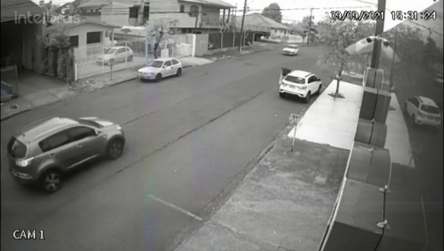 Forte colisão entre Fiesta e Sportage no Bairro Maria Luíza é registrada por câmeras de segurança