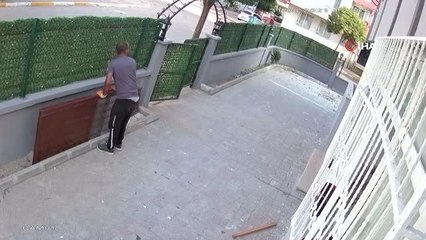 Pendik'te kapı hırsızlığı kamerada