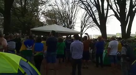 Manifestantes pró-Bolsonaro gritam por democracia