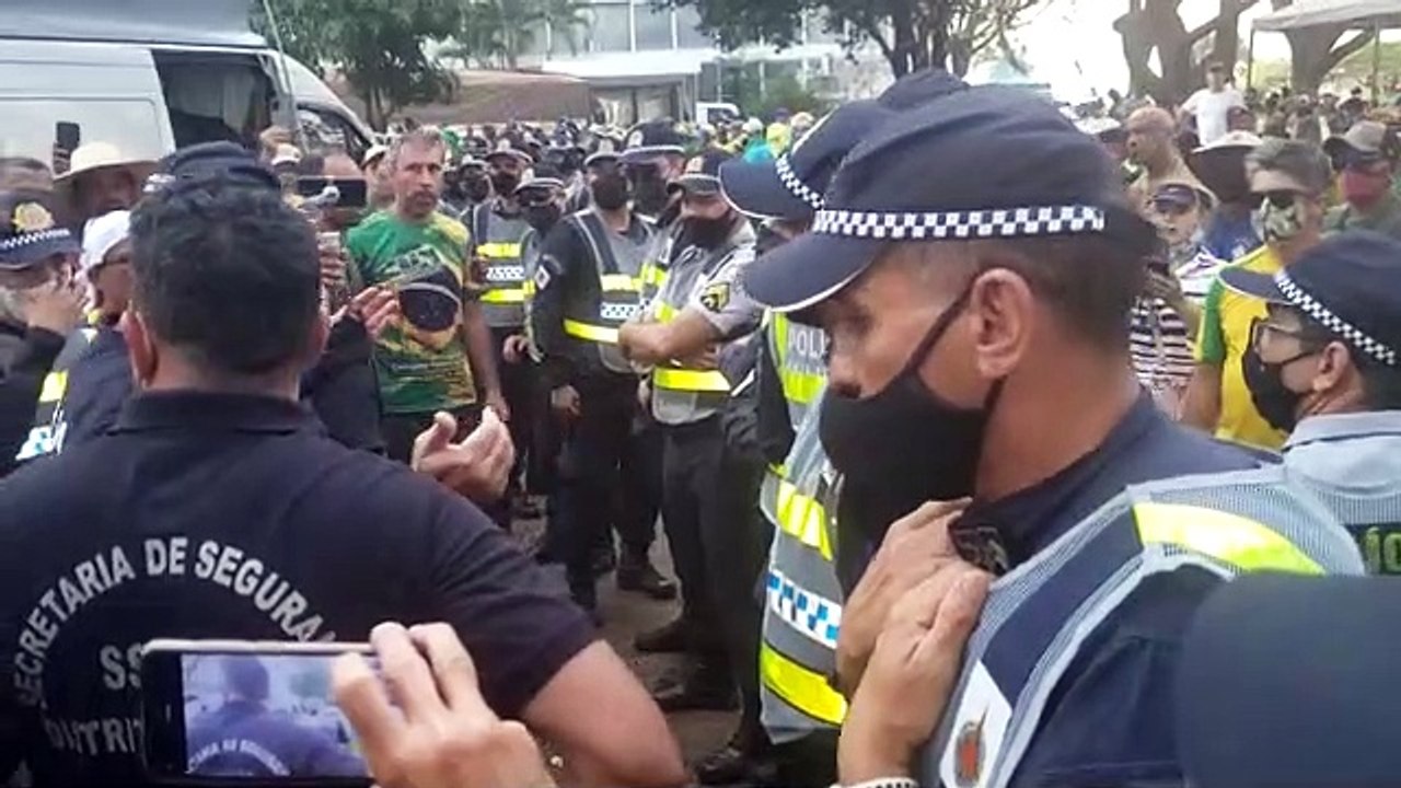 Policia consegue negociar liberação das pistas com manifestantes
