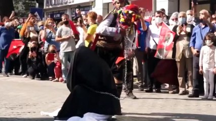 Balıkesir’de rezalet! ‘Çağdaşlık’ adına çarşaflı kadını zincire bağladılar!