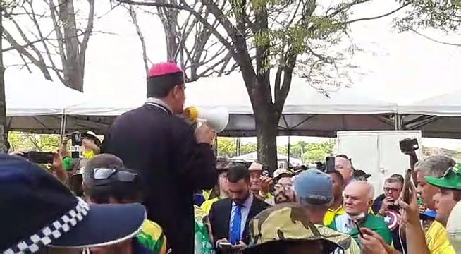 Padre pede que manifestantes tenham paz e tranquilidade ao exigir direitos
