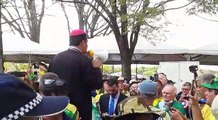 Padre pede que manifestantes tenham paz e tranquilidade ao exigir direitos
