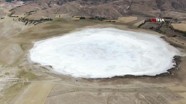 Kuruyan gölde oluşan tuz tabakası kış manzarası oluşturdu