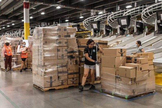 Amazon Aims to Entice Workers With Free College Bachelor's Degrees
