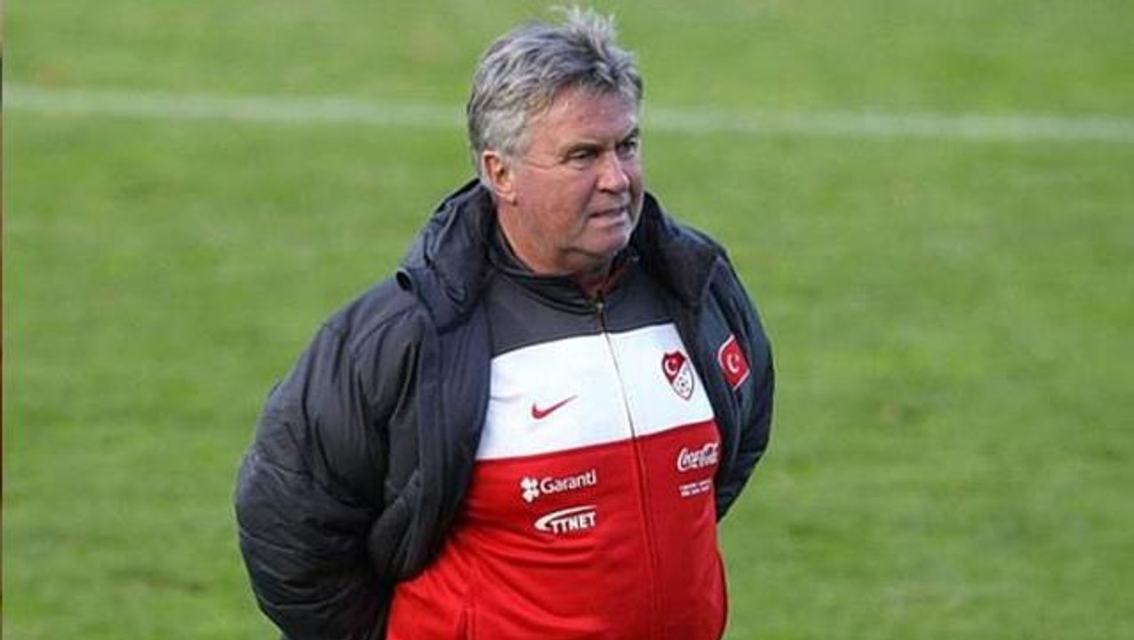 Bir dönem Fenerbahçe ve A Milli Takım'ı çalıştıran Guus Hiddink, 74 yaşında teknik direktörlüğü bıraktı