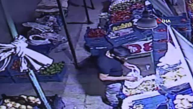 Son dakika haberleri: Kontrolden çıkan otomobil markette alışveriş yapan müşteriye çarptı... Feci kaza kamerada