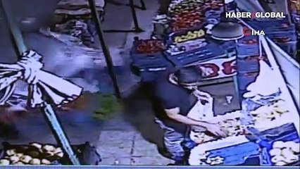 Kontrolden çıkan otomobil, marketteki müşteriye vurdu! O anlar kamerada