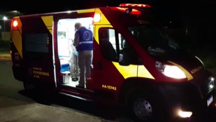 Jovem cai da garupa de moto no Bairro Santa Felicidade