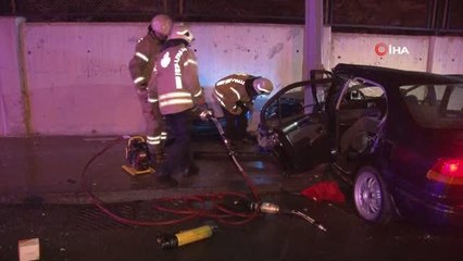 Esenler'de kontrolden çıkan otomobil istinat duvarı ile elektrik direğine çarptı: 1'i ağır 3 yaralı