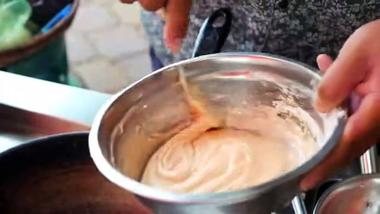 Cambodian Street Food - GIANT EGG BATTERED PRAWNS Phnom Penh Cambodia
