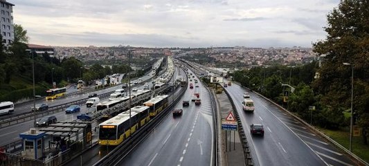 Sabah saatlerinde etkili olmaya başlayan yağmur trafik yoğunluğu oluşturdu