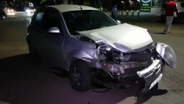 Ford Ka e Citroën C3 colidem em cruzamento da Rua Vitória com a Pio XII na Neva