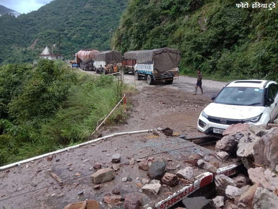 उत्तराखंड में भारी बारिश: ऋषिकेश-बद्रीनाथ नेशनल हाईवे पर टूटा पहाड़, शिलाओं ने तबाह किए वाहन