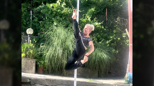 'Pole Dancing DISASTER | Italian Athlete Falls on her Knee After Losing Grip'