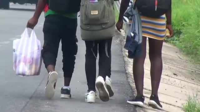 Familias de haitianos se separan de las caravanas de migrantes