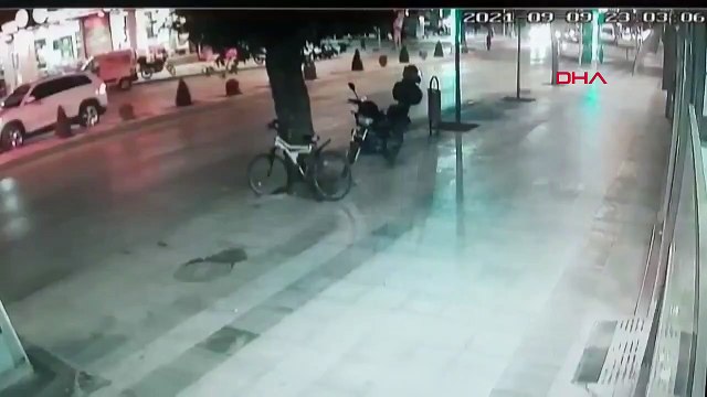 'Dur' ihtarına uymayan sürücüyü kovalayan polis ekipleri ağaca çarptı