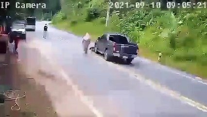 วินาทีระทึก "วงจรปิด" จับภาพ กระบะพุ่งชนรถจักรยานยนต์