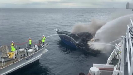 제주에서 화재로 모터보트 침몰...승선원 2명 모두 구조 / YTN