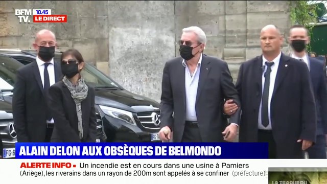 Alain Delon arrive aux obsèques de Jean-Paul Belmondo