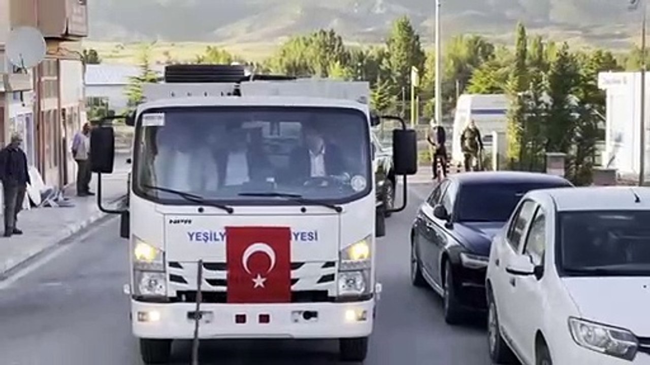 Çöp kamyonunun direksiyonunda bir milletvekili