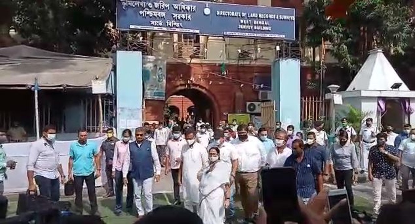উপনির্বাচনের  মনোনয়ন পত্র জমা দিলেন মমতা বন্দ্যোপাধ্যায় | Oneindia Bengali