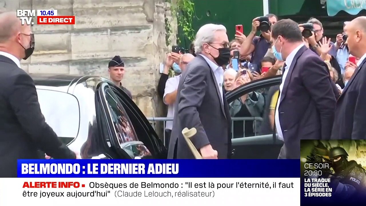Alain Delon accompagné de son fils Anthony et de sa compagne Hiromi aux obsèques de Jean-Paul Belmondo, à Paris.