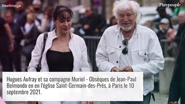 Hugues Aufray soutenu par sa compagne Muriel pour le dernier adieu à Jean-Paul Belmondo