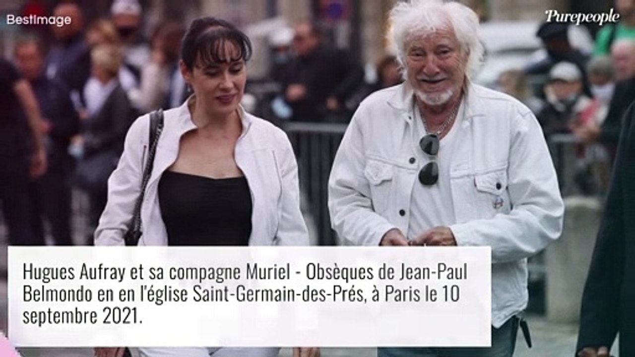 Hugues Aufray soutenu par sa compagne Muriel pour le dernier adieu à Jean-Paul Belmondo